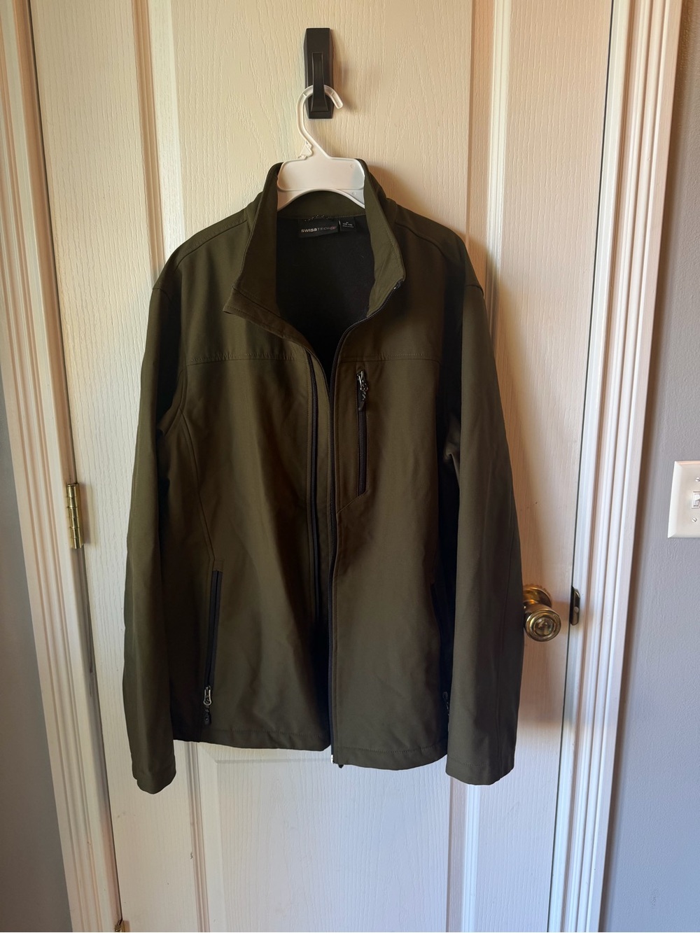 Swiss Tech Men's Olive Green Softshell Jacket - Lightweight Waterproof